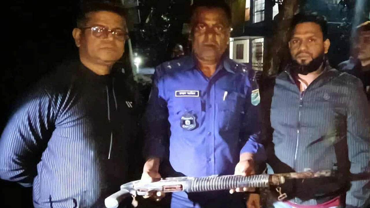 আড়াইহাজার থানা থেকে লুট হওয়া একটি শটগান পরিত্যক্ত অবস্থায় উদ্ধার