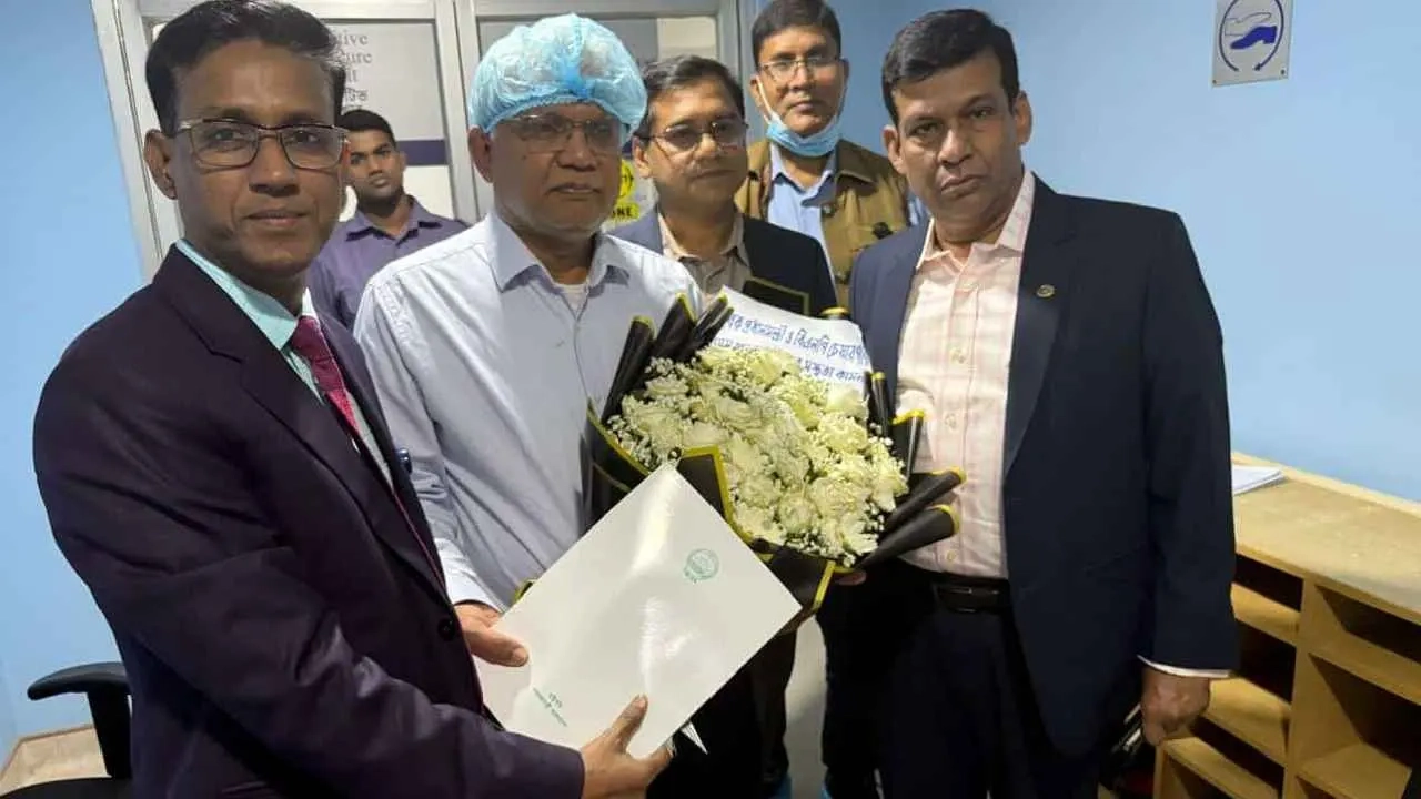 রোববার (৩০ নভেম্বর) রাতে খালেদা জিয়ার স্বাস্থ্যের খোঁজ নিতে রাষ্ট্রপতির পক্ষে ফুল নিয়ে এভারকেয়ার হাসপাতালে যান তার এপিএস মোহাম্মদ সাগর হোসেন