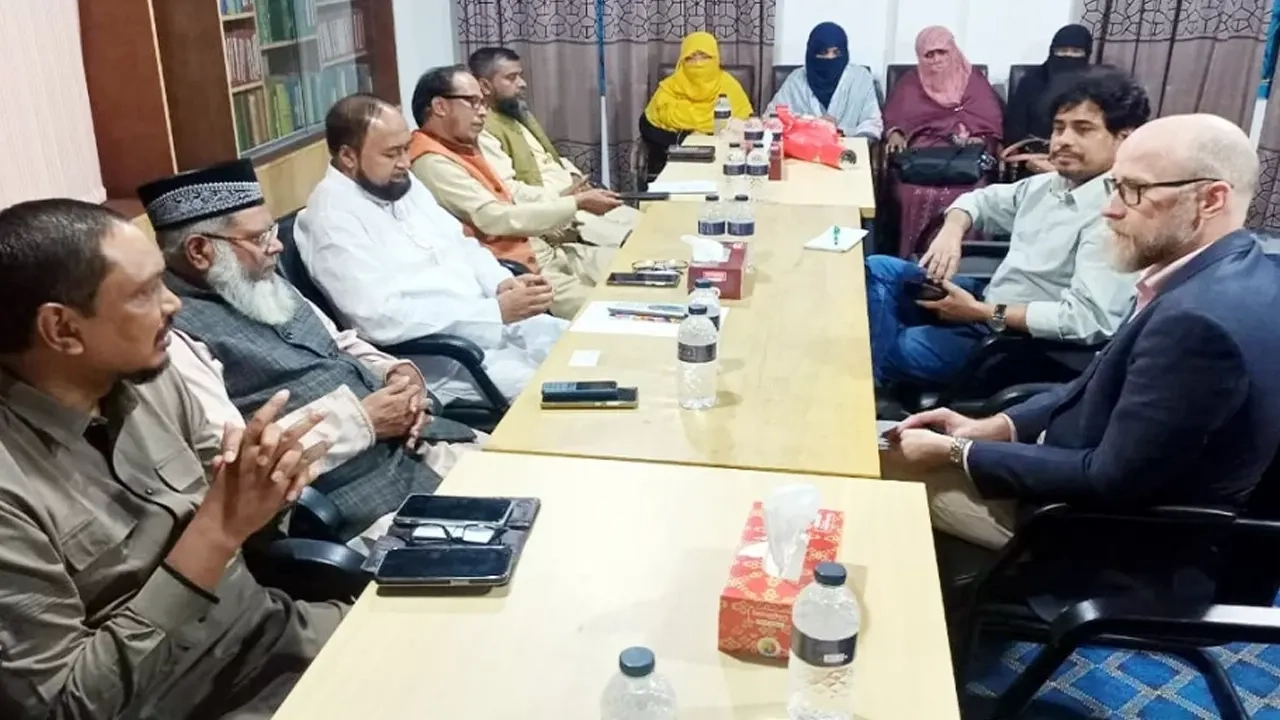 সোমবার বিকেলে শহরের বন্দরবাজার এলাকার কুদরত উল্লাহ মার্কেটে অবস্থিত মহানগর জামায়াত কার্যালয়ে বৈঠক অনুষ্ঠিত হয়