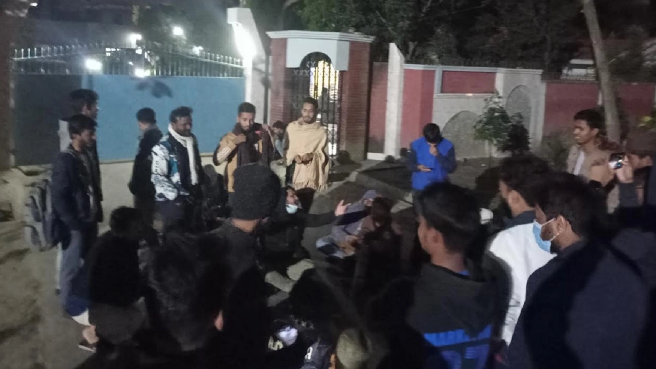 রাকসু সংসদের রাতব্যাপী অবস্থান