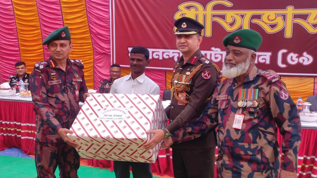 কৃষক বাবুল আলীকে বিজিবির সংবর্ধনা