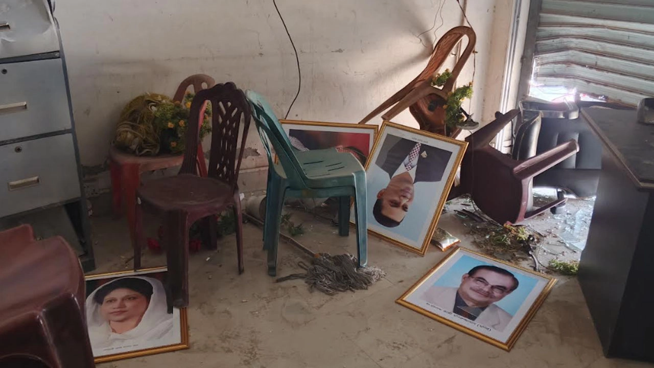 ভাঙচুর করা হয় ছাত্রদলের কার্যালয়।