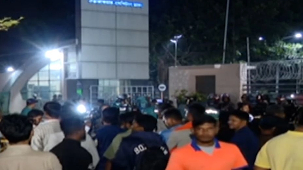 রাজধানীর এভারকেয়ার হাসপাতালের ফটকের বাইরে উৎসুক জনতা