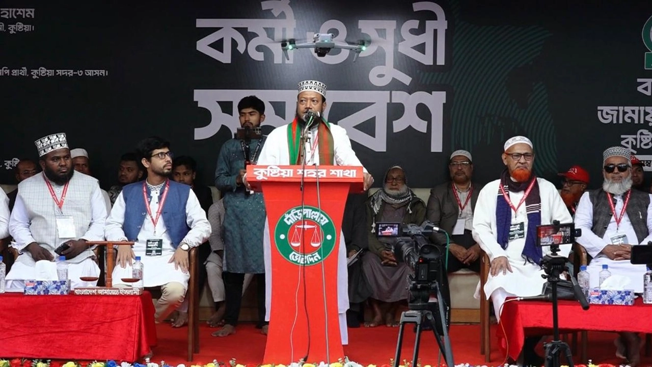 কুষ্টিয়া পাবলিক লাইব্রেরি মাঠে বক্তব্য রাখছেন আমির হামজা