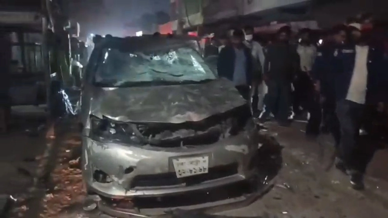 বিএনপির দুই গ্রুপের মধ্যে সংঘর্ষের ঘটনায় গাড়ী ভাংচুর