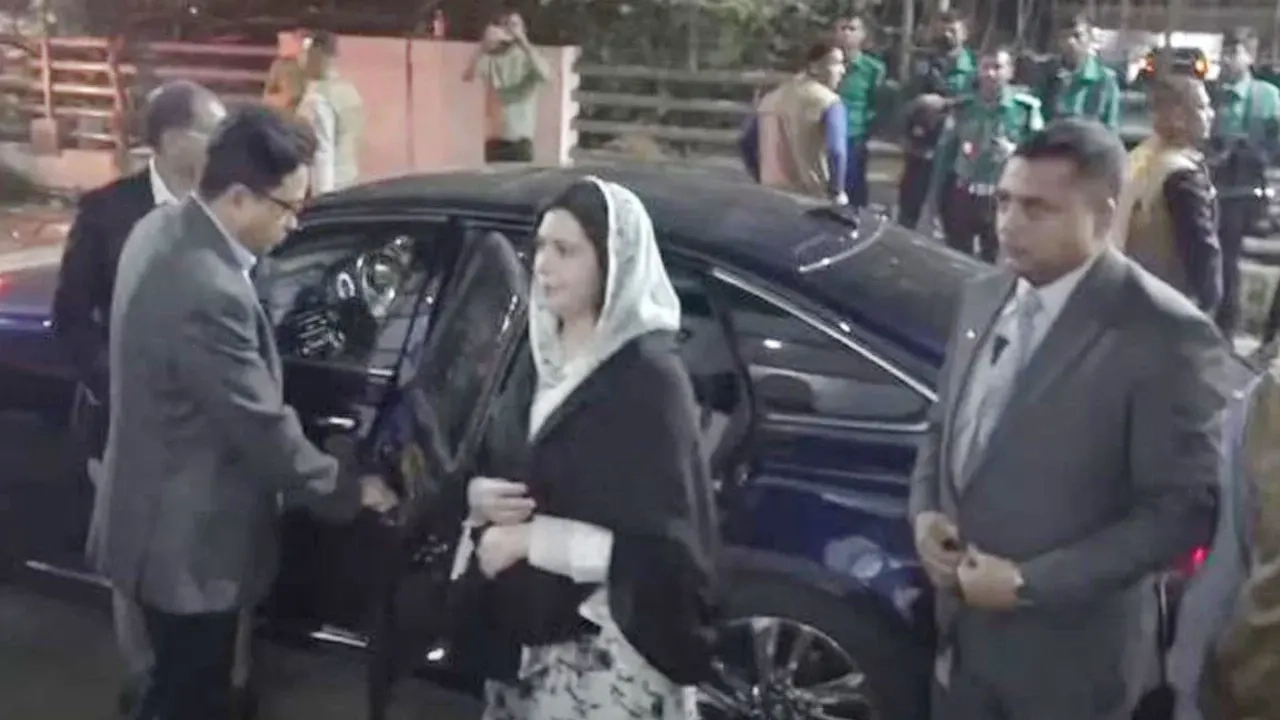 বেগম খালেদা জিয়াকে দেখতে আবারও এভারকেয়ার হাসপাতাল এসেছেন ডা. জুবাইদা রহমান। ছবি: ভিডিও থেকে নেওয়া