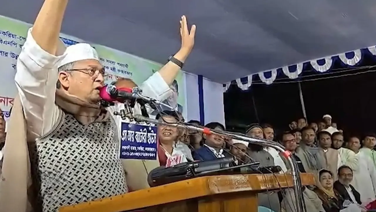 শুক্রবার রাতে কক্সবাজার জেলার বদরখালী এলাকায় আয়োজিত এক সমাবেশে এ আহ্বান জানান তিনি