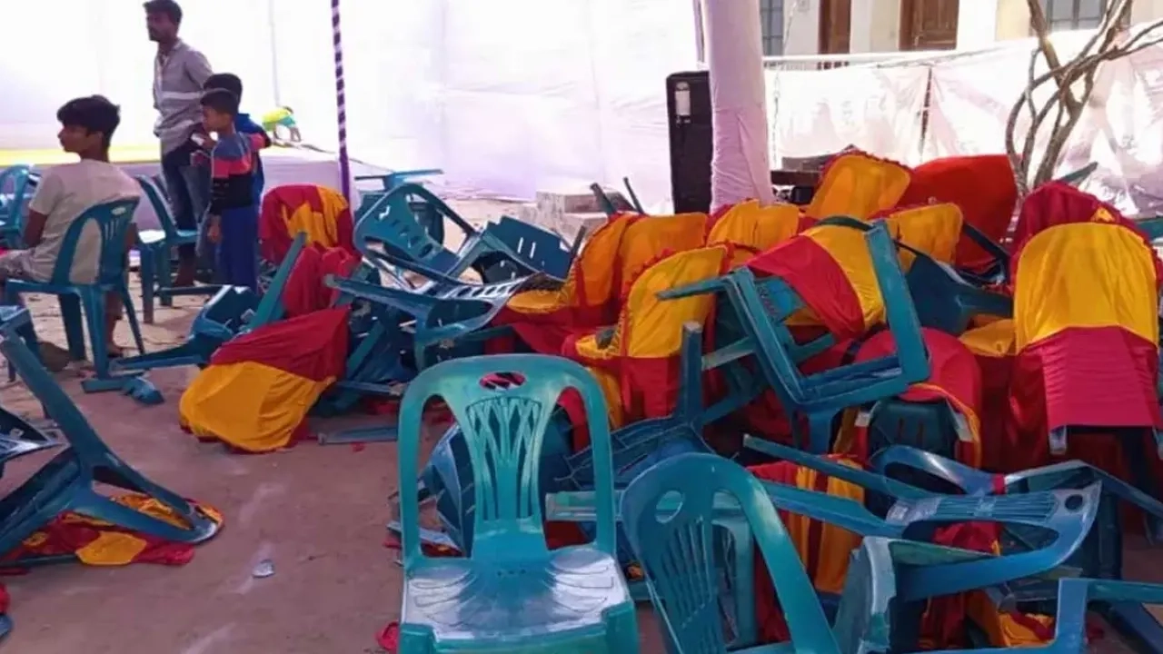 হামলা-ভাঙচুর চালিয়ে অনুষ্ঠান পণ্ড করে দেয় উত্তেজিত জনতা