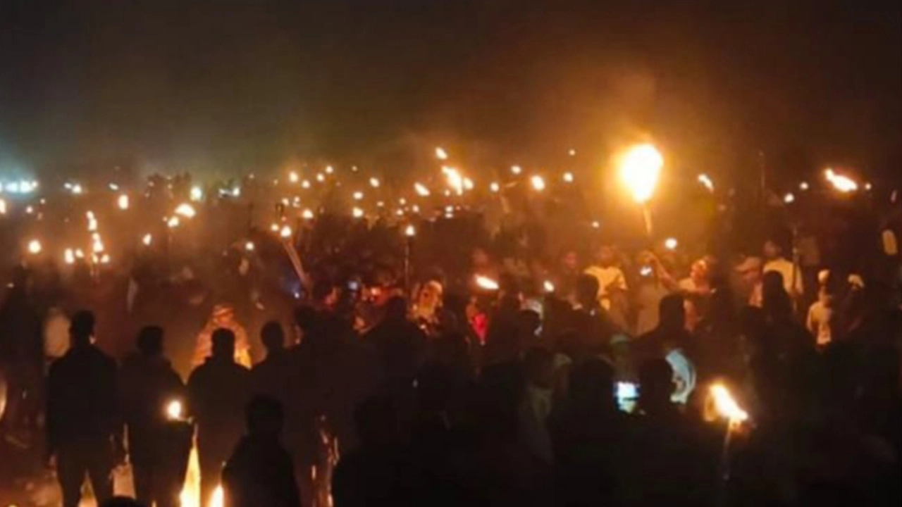 মাদারীপুরে কামাল জামান মোল্লাকে সমর্থকদের মশাল মিছিল