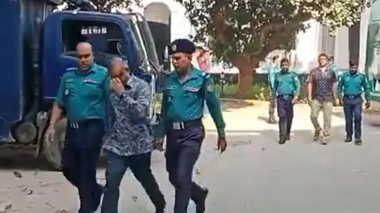 অভিযুক্ত তিন সেনা কর্মকর্তাকে ট্রাইব্যুনালে নেওয়া হচ্ছে