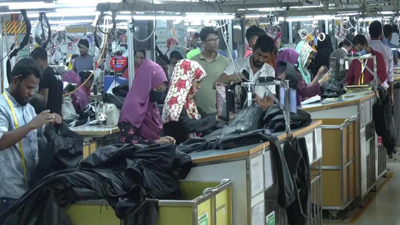 রফতানি আয়ে টানা পতন, ভারত কম দামে ক্রেতা টানছে