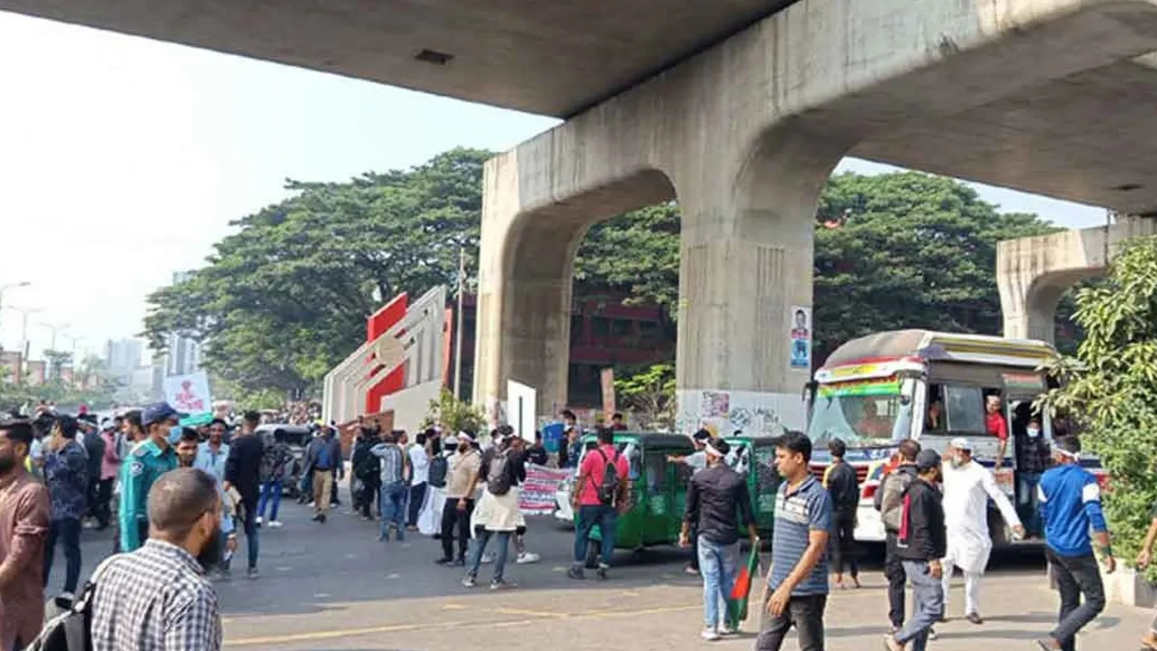 রোববার (৭ ডিসেম্বর) বেলা সাড়ে ১১টার পর আন্দোলনকারীরা সড়কটি অবরোধ করে