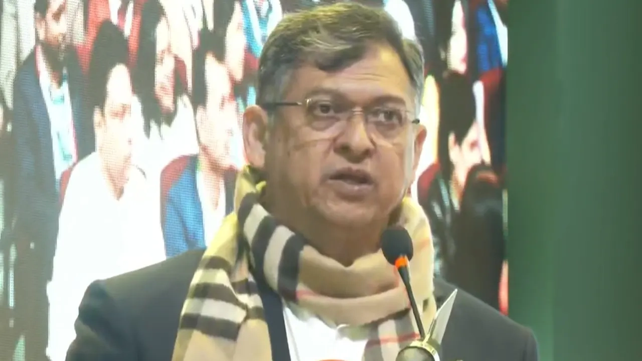 সোমবার (৮ ডিসেম্বর) রাজধানীর খামারবাড়িতে কৃষিবিদ ইনস্টিটিউট মিলনায়নে বক্তব্য রাখেন বিএনপির স্থায়ী কমিটির সদস্য সালাহউদ্দিন আহমদ