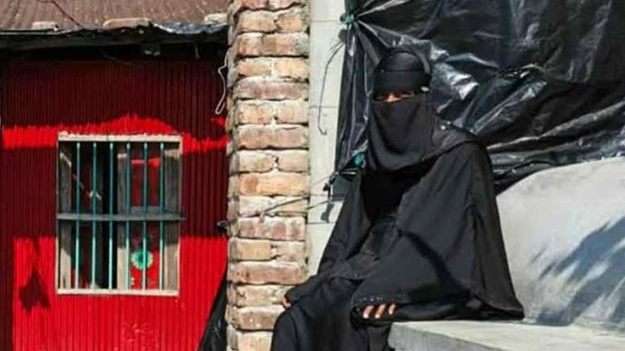 চরফ্যাশনে বিয়ের দাবি নিয়ে বাড়িতে কিশোরীর অনশন