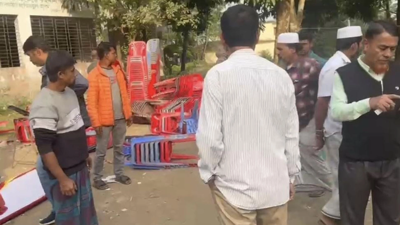 বরকত উল্লাহ বুলুর নির্বাচনী সভায় হামলা-ভাংচুর