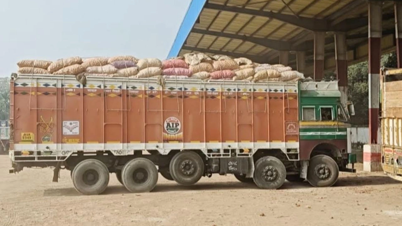 সোনামসজিদ বন্দর দিয়ে পেঁয়াজ এলো ৪১৯ মেট্রিকটন 