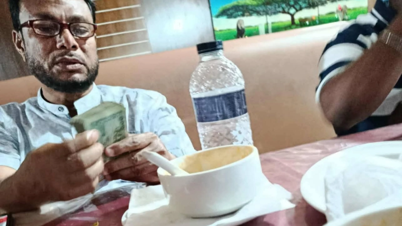 মানিকগঞ্জ পৌরসভার নির্বাহী প্রকৌশলী শাহাদাৎ হোসেনের হাতে মোটা টাকা বান্ডিল