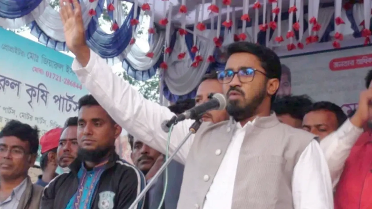 বক্তব্য রাখছেন গণঅধিকার পরিষদের কেন্দ্রীয় সাধারণ সম্পাদক রাশেদ খাঁন