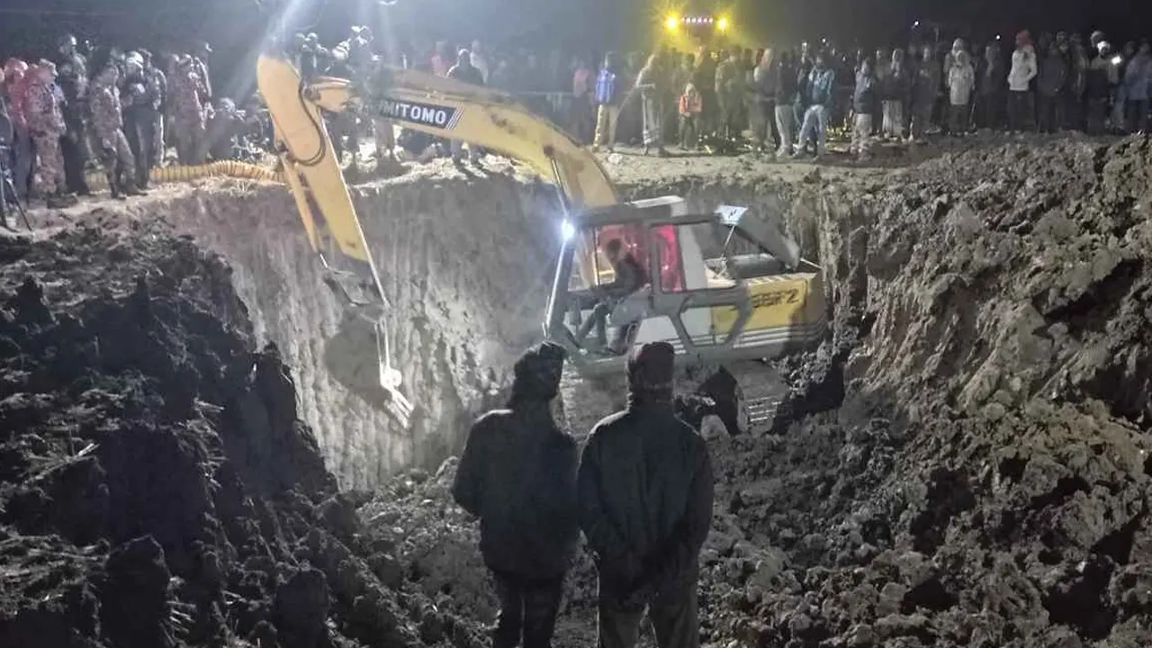 সারারাত ফায়ার সার্ভিসের ৫ ইউনিট ৩টি স্কেভেটর দিয়ে সাজিদকে উদ্ধারের চেষ্টা চালায়