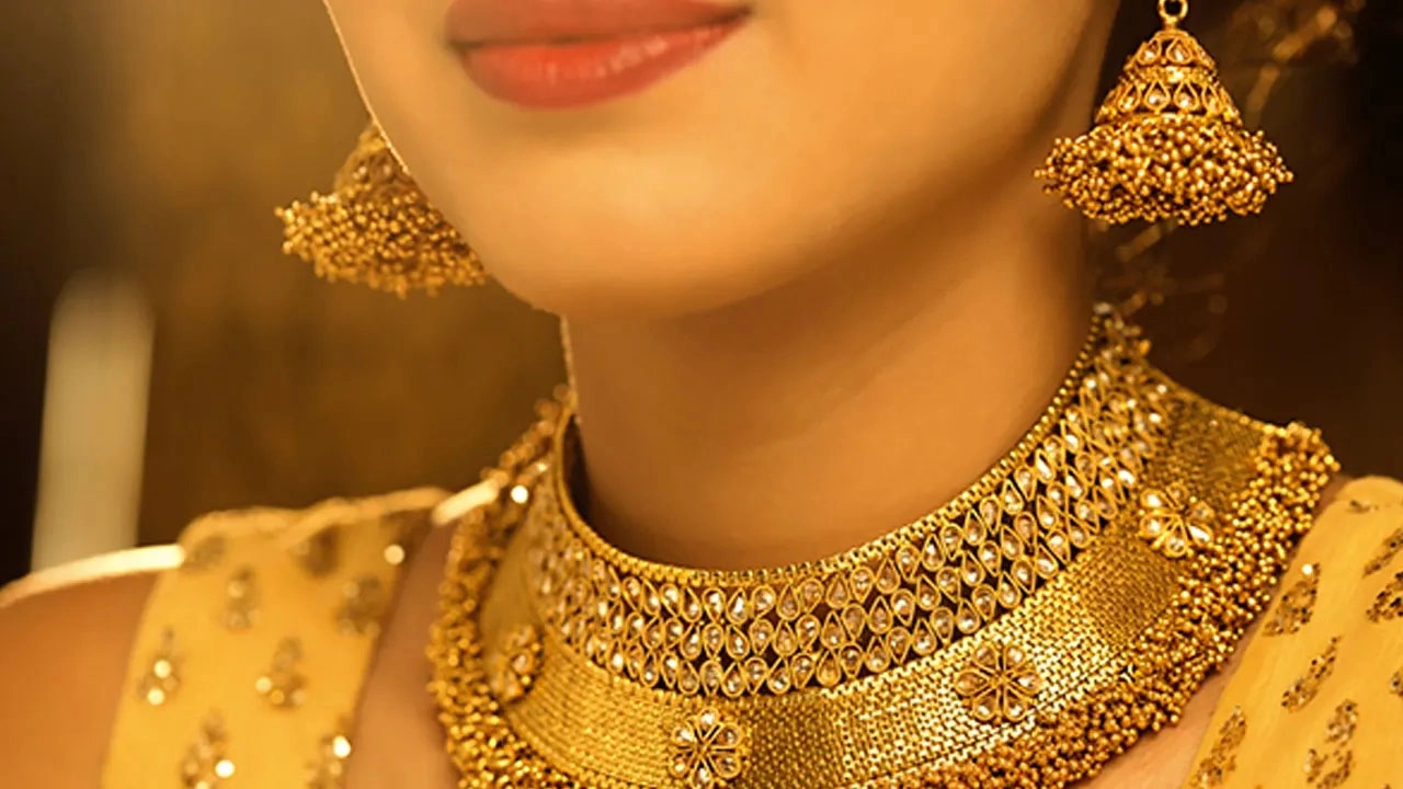 স্বর্ণের দাম কমলো, রুপার বাজারে নতুন রেকর্ড