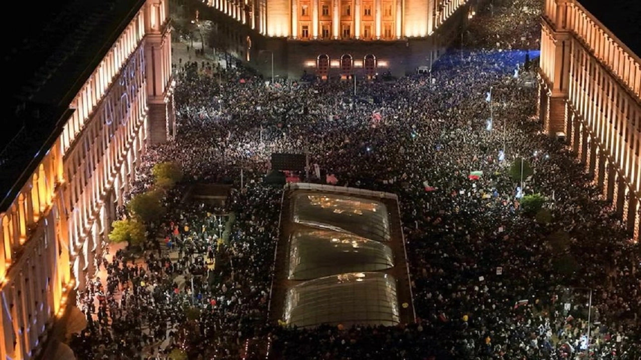 বিক্ষোভের মুখে পদত্যাগ করলেন সরকার