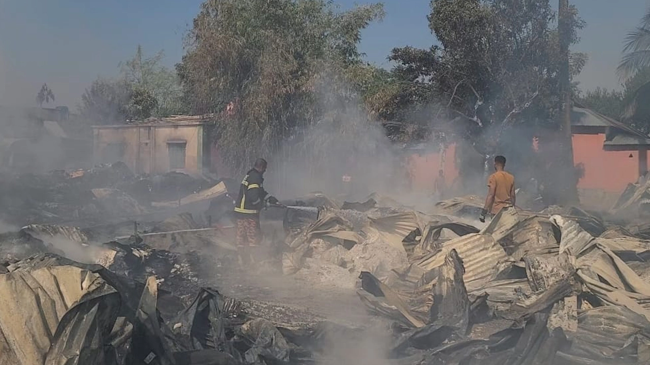 ভয়াবহ আগুনে পুড়ে ছাই ২০টি ঝুটের গুদাম