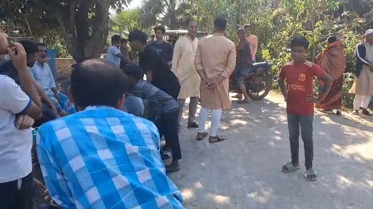 মরদেহ দেখতে স্থানীয়দের ভিড়