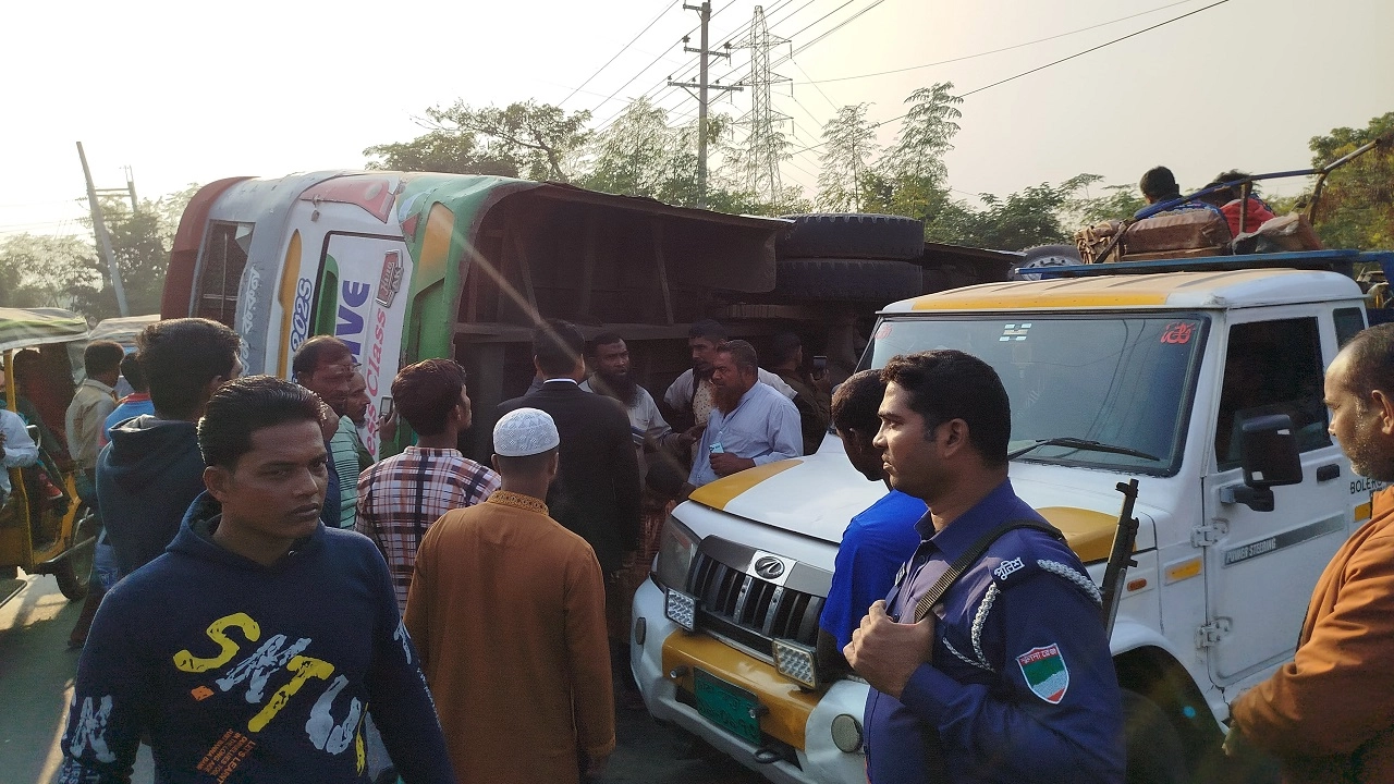 দুর্ঘটনা কবলিত বাস