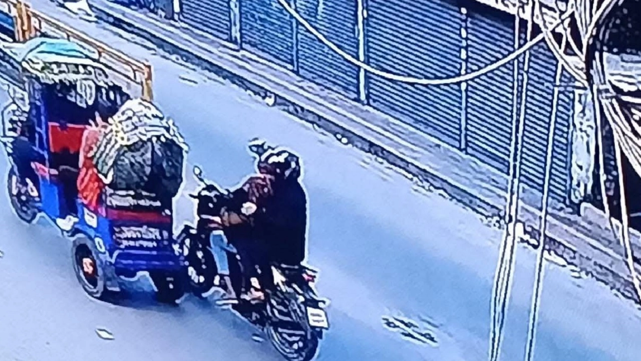 সিসিটিভির ফুটেজ থেকে নেওয়া সন্দেহভাজন হামলাকারীদের ছবি