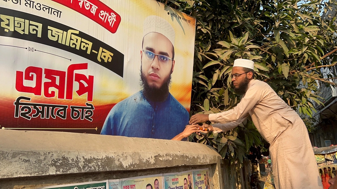 নির্বাচনী ব্যানার-পোস্টার নিজের হাতে অপসারণ করছেন এমপি প্রার্থী