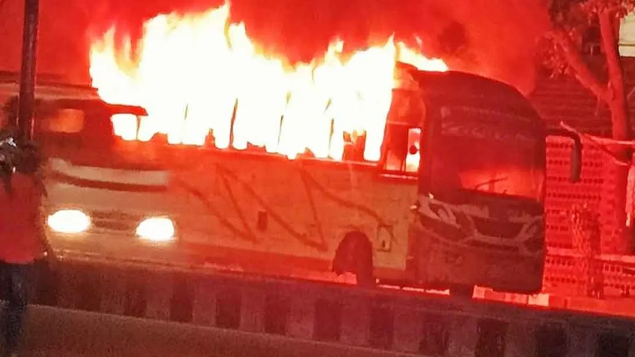 আগুনে পুড়ছে চলন্ত বাস