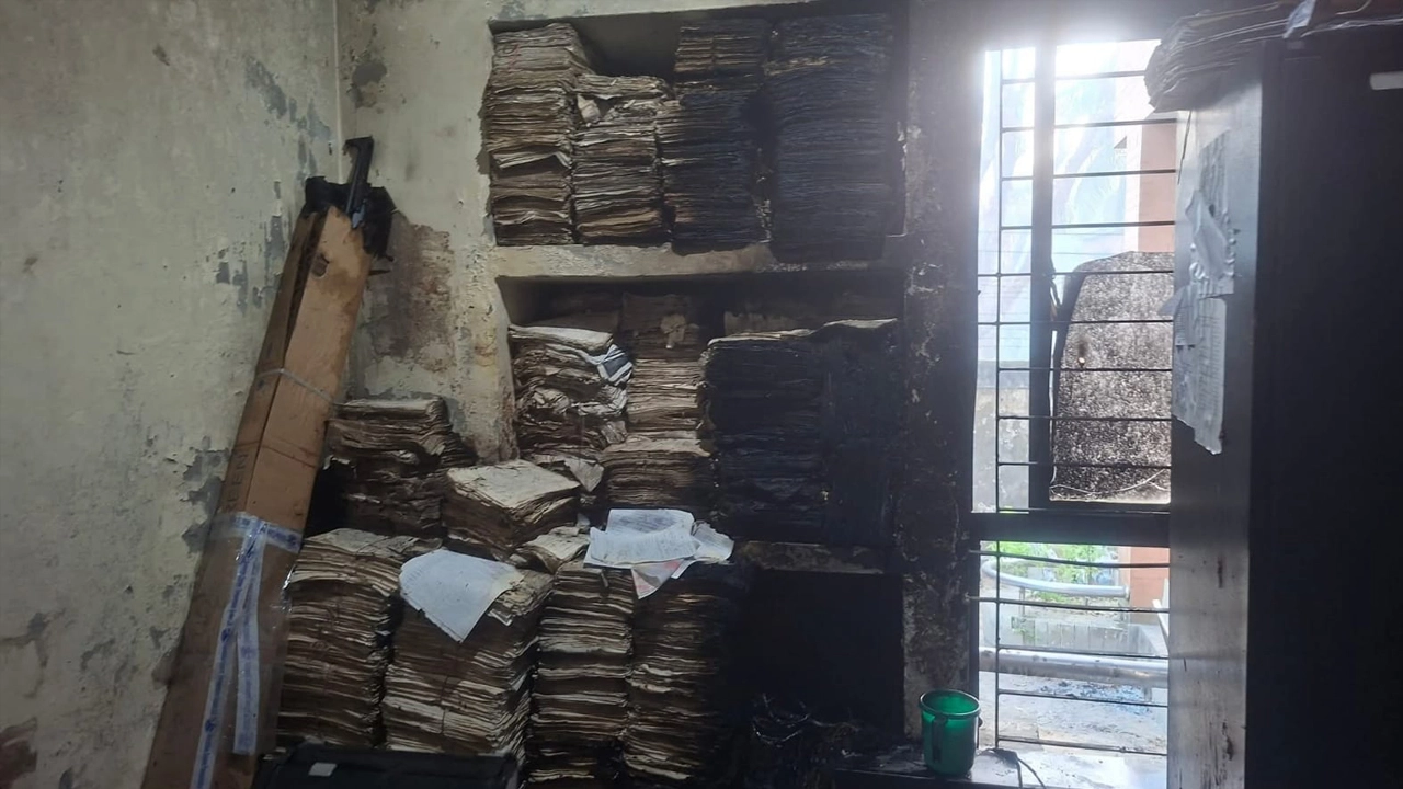 নির্বাচন অফিসে পেট্রোল ঢেলে আগুন জ্বালিয়ে দিয়েছে দুর্বৃত্তরা