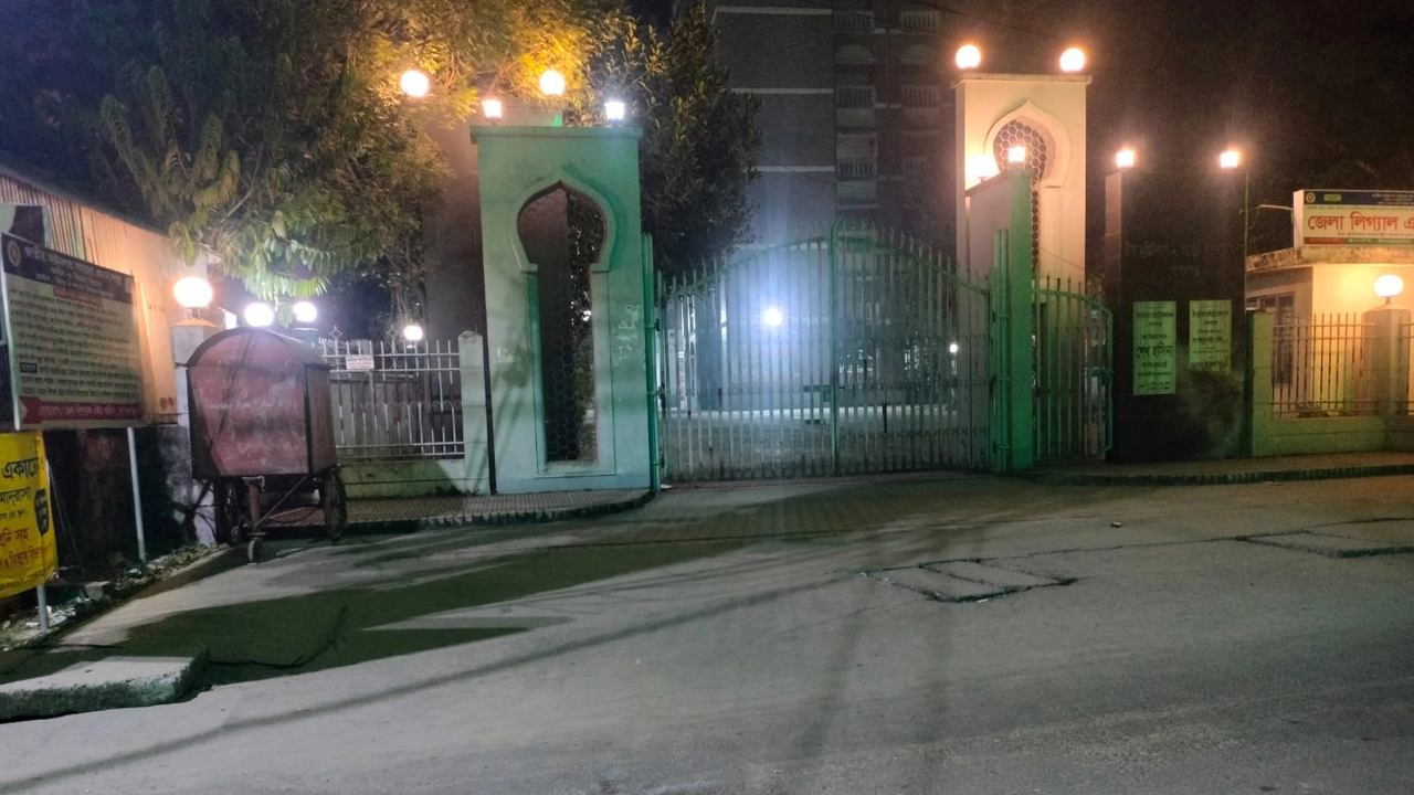 গোপালগঞ্জ চিফ জুডিশিয়াল ম্যাজিস্ট্রেট আদালতের সামনের সড়ক