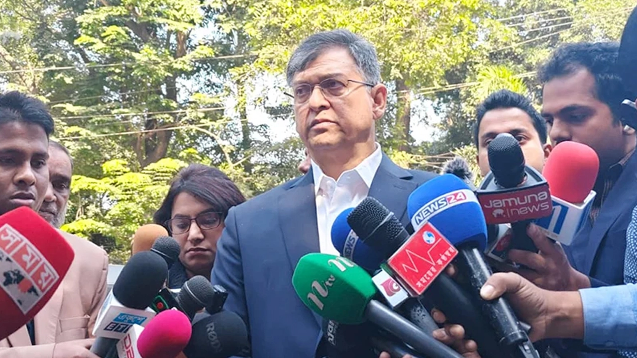 সাংবাদিকদের সঙ্গে কথা বলছেন বিএনপি নেতা সালাহউদ্দিন আহমদ