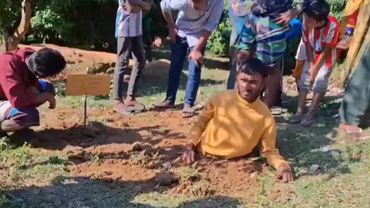 সড়কের পাশে বুকসমান গর্ত করে খলিলকে কোমর পর্যন্ত পুঁতে রাখে এলাকাবাসী