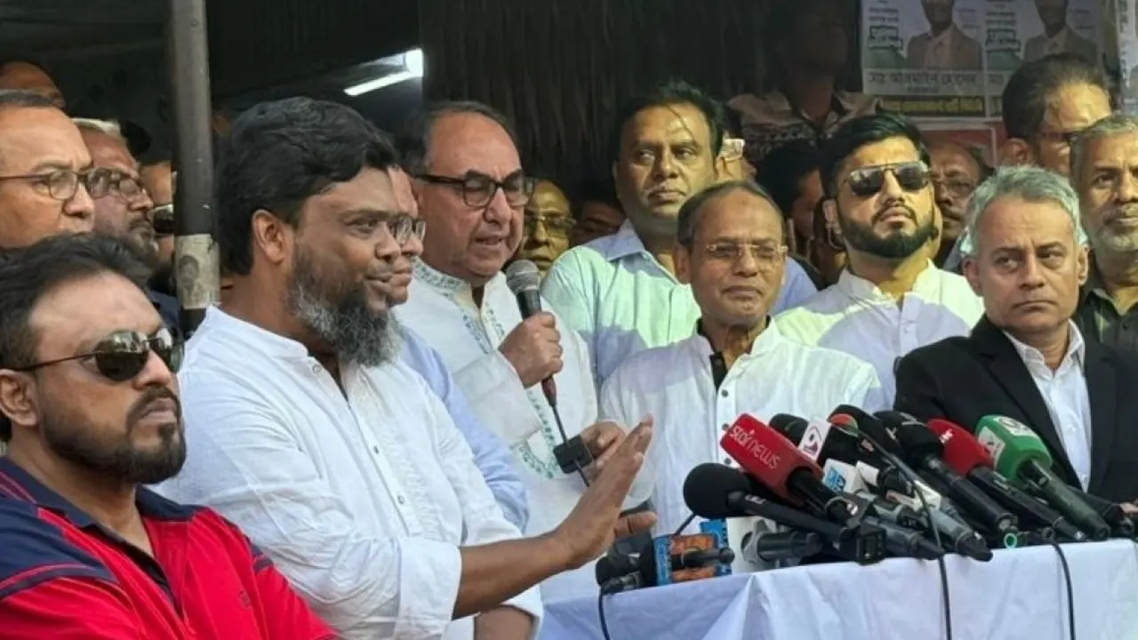 বিএনপির স্থায়ী কমিটির সদস্য মির্জা আব্বাস বক্তব্য রাখেন