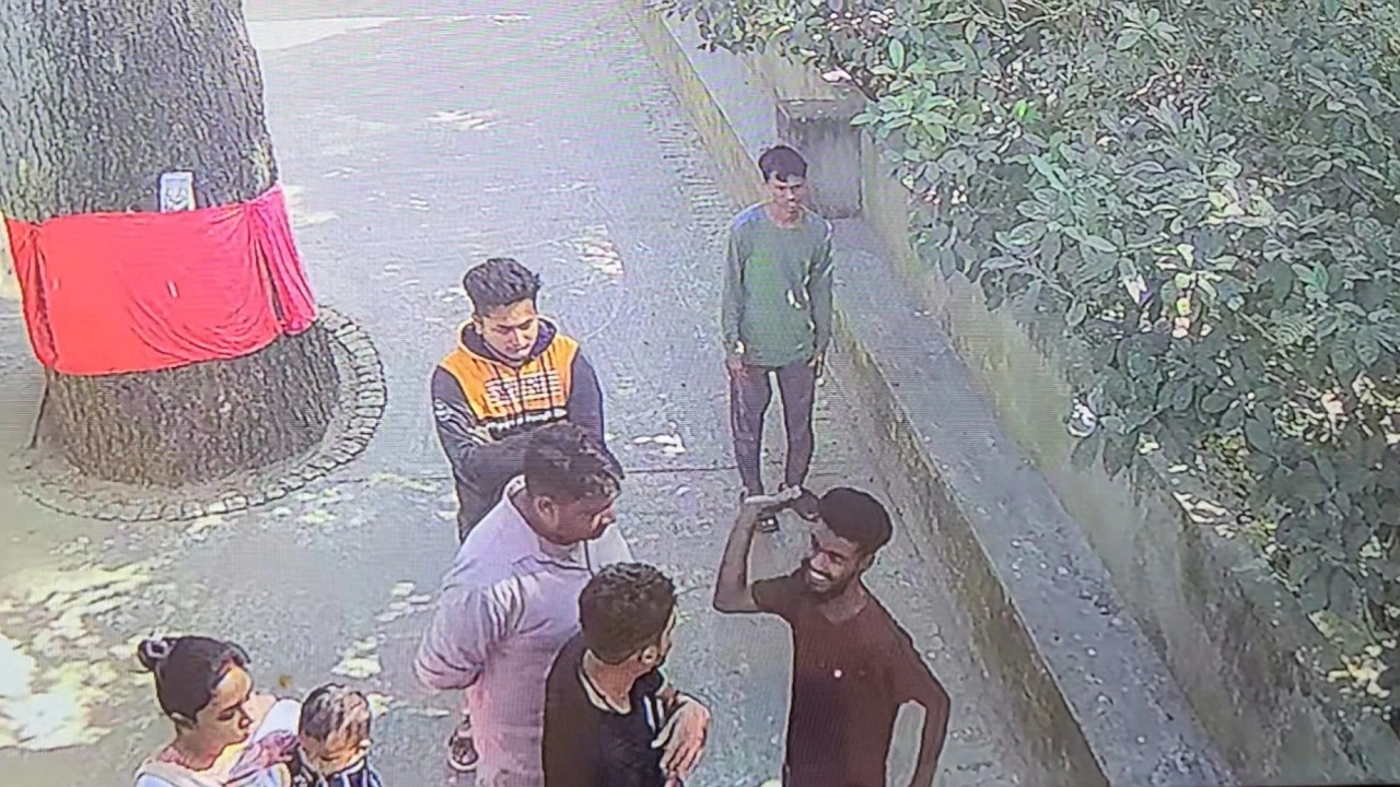 পুরোহিত সাগর কুমার রায়কে পিটিয়েছে স্থানীয় বখাটে যুবক