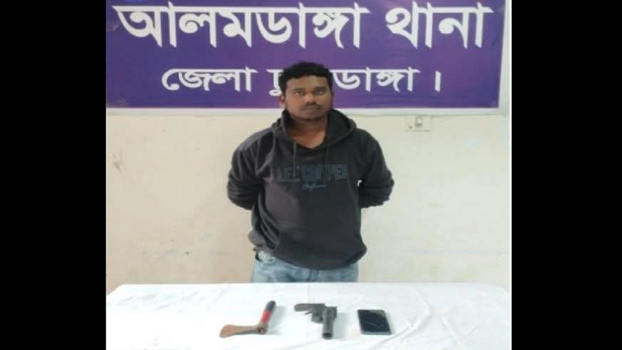 অস্ত্রসহ যুবককে আটক
