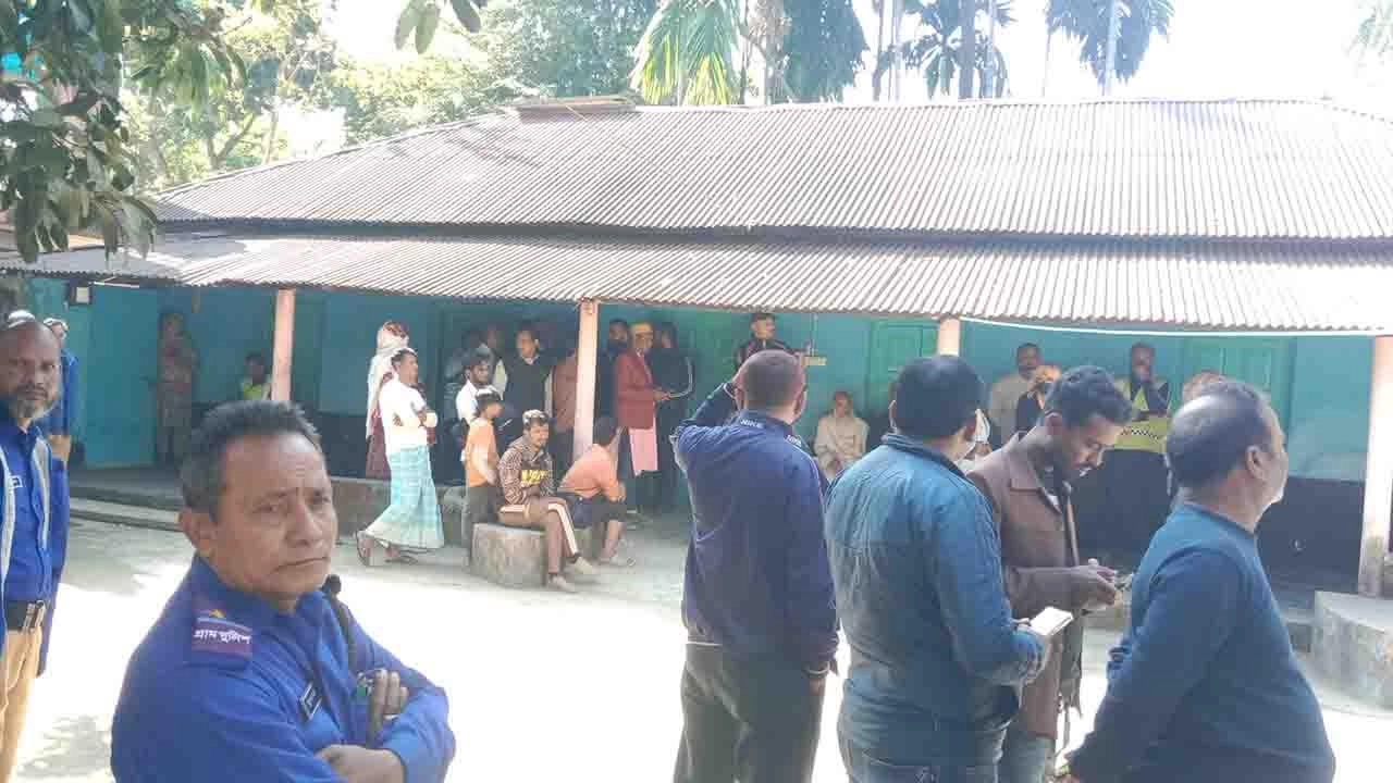 মরদেহ দেখতে স্থানীয়দের ভিড়