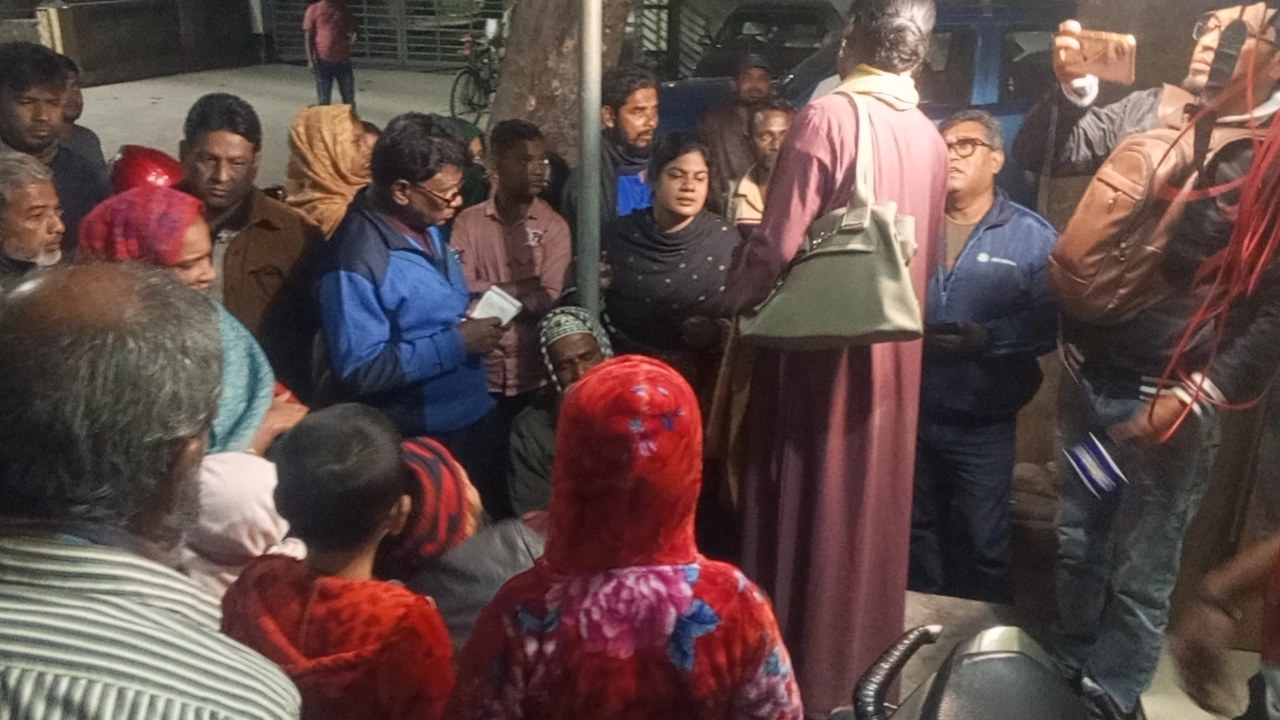 মরদেহ দেখতে স্থানীয়দের ভিড়