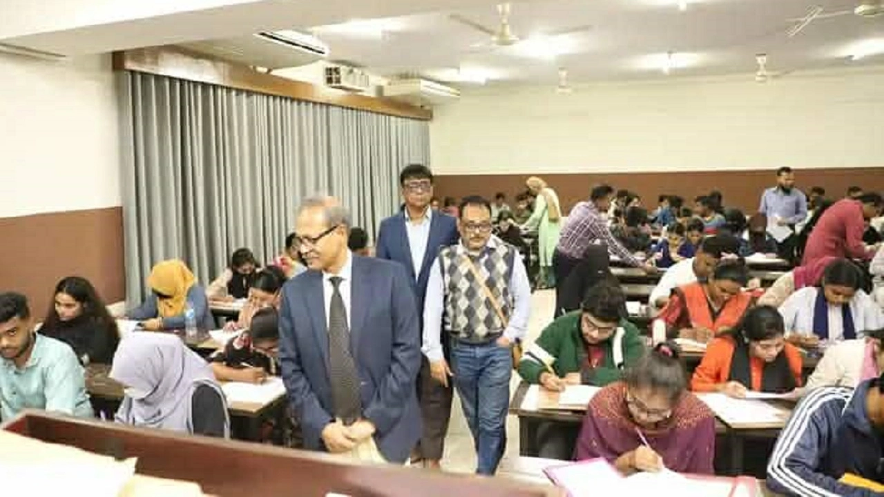 জবিতে ই-ইউনিটের ভর্তি পরীক্ষা অনুষ্ঠিত