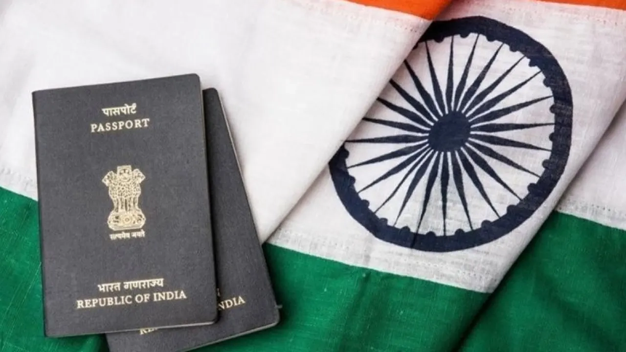 ভারতের পতাকা ও পাসপোর্ট