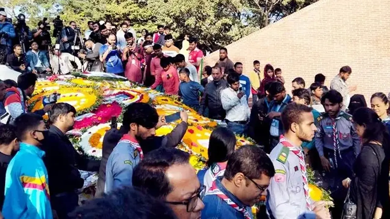 রাজধানীর শহীদ বুদ্ধিজীবী কবরস্থানে শ্রদ্ধা জানাতে ভিড় জমিয়েছেন সর্বস্তরের মানুষ