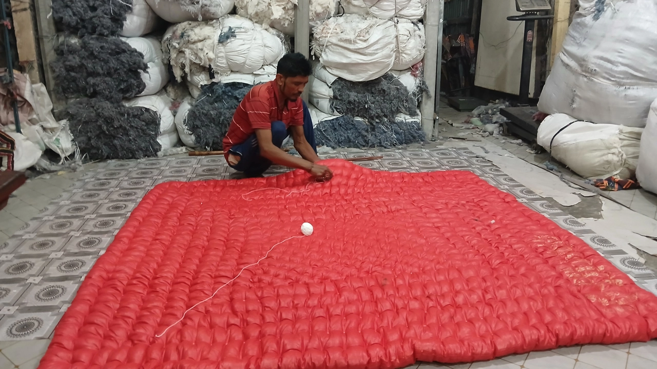 ক্রেতাদের চাহিদা মেটাতে ব্যস্ত সময় পার করছেন লেপ-তোষকের কারিগররা