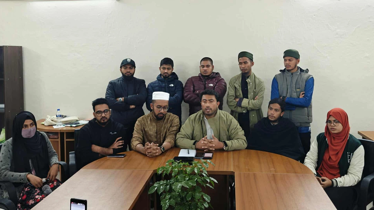 সংবাদ সম্মেলন করেন জাকসুর নেতারা