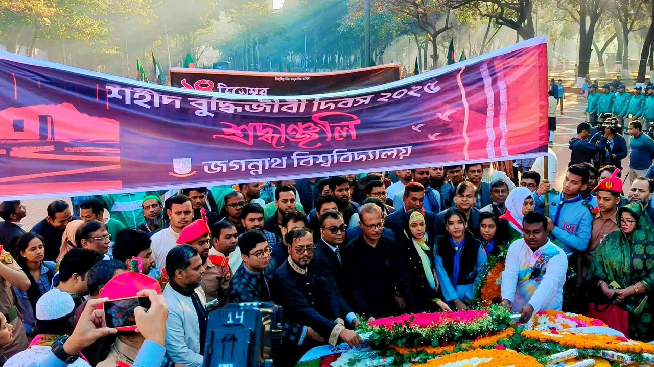 শহীদ বুদ্ধিজীবী স্মৃতিসৌধে জবির উপাচার্য অধ্যাপক ড. রেজাউল করিমের শ্রদ্ধাঞ্জলি