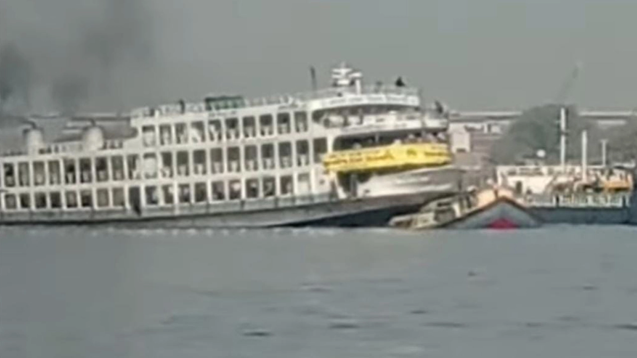 বুড়িগঙ্গা নদীতে যাত্রীবাহি লঞ্চের ধাক্কায় বাল্কহেড ডুবি