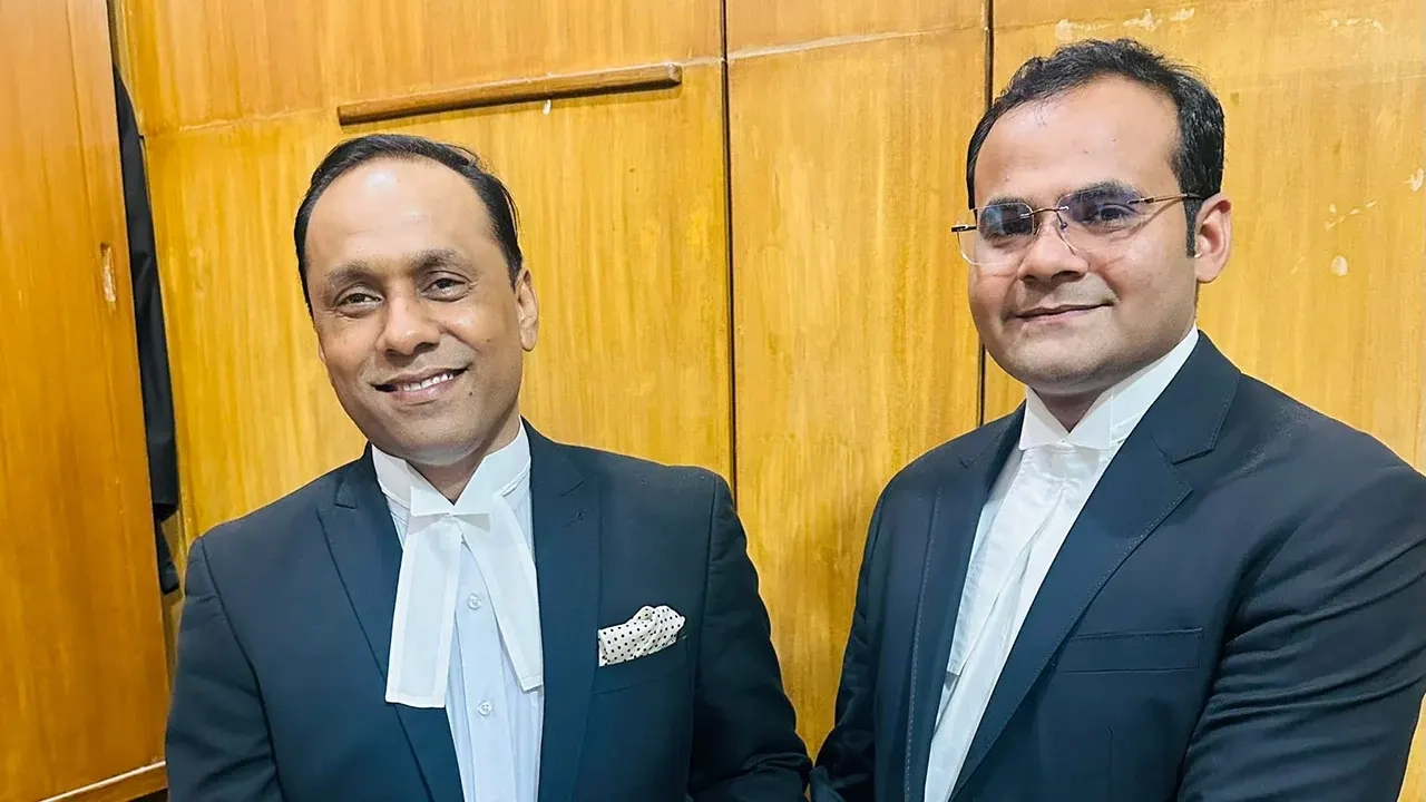 ব্যারিস্টার কায়সার কামালের সঙ্গে আইনজীবী মো. মাহফুজার রহমান। ছবি : সংগৃহীত