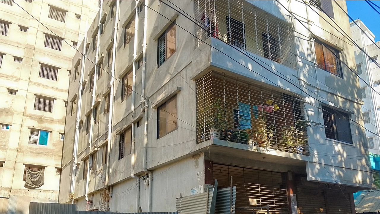 পাঁচতলা ভবন হেলে পড়েছে