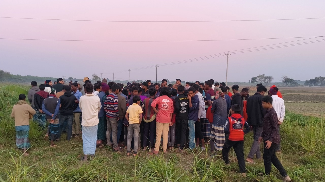 মরদেহ দেখতে স্থানীয়দের ভিড়